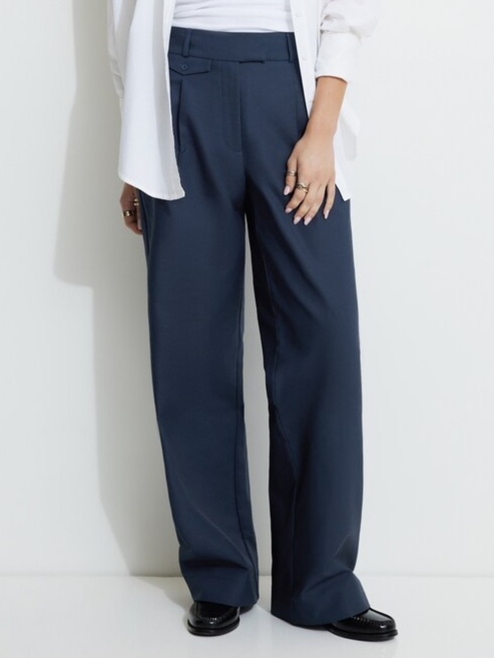 Dynamite Pleated Straight Leg Pants in Navy. Inseam 29”. Size 8.